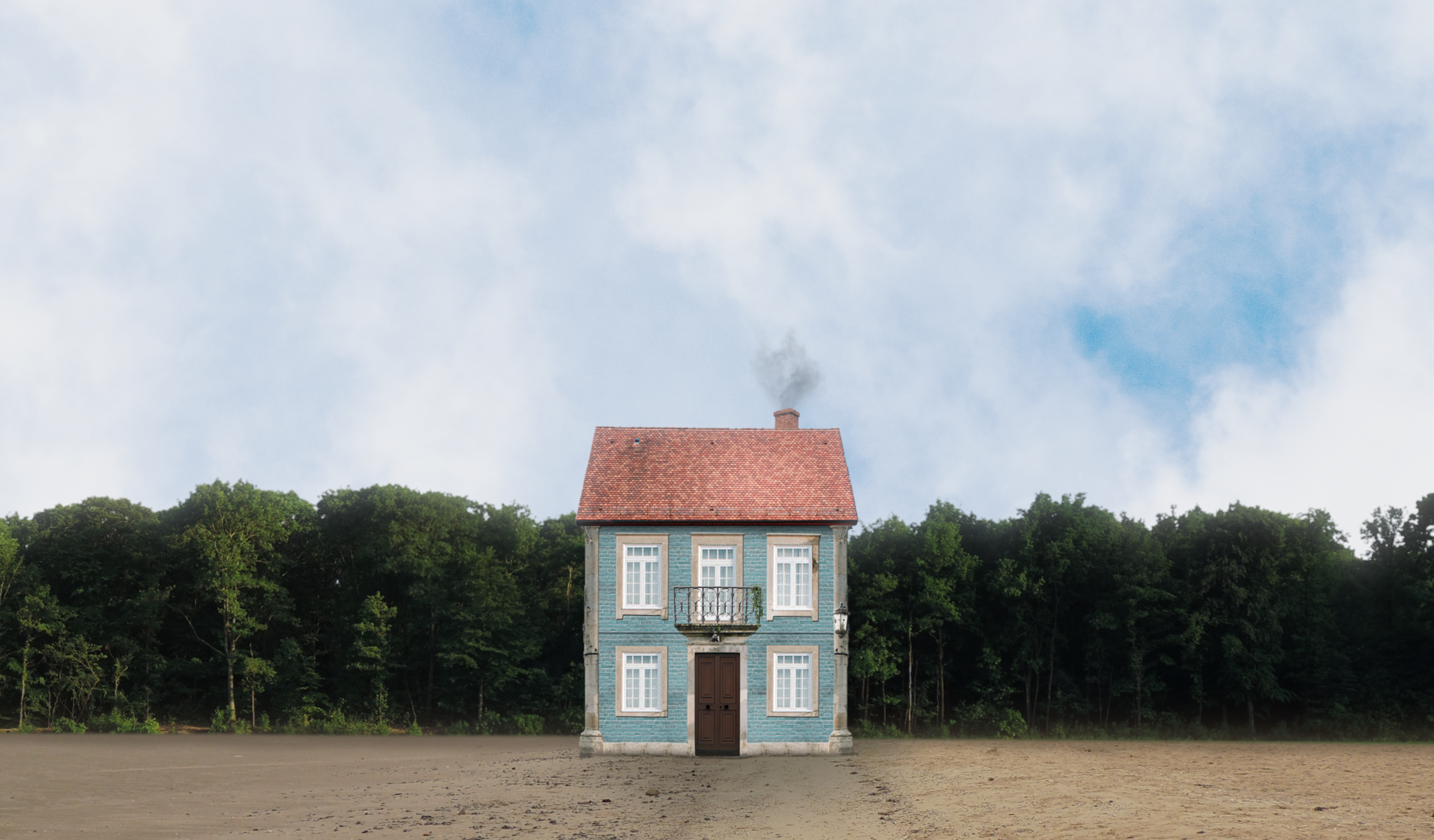 Foto van een alleenstaand blauw geschilderd houten huis met grote ramen. Het staat op een kaal stuk grond, aan de rand van een groot bos. 